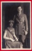 Groherzogin Charlotte Schatten sitzend und Prinz Felix stehend